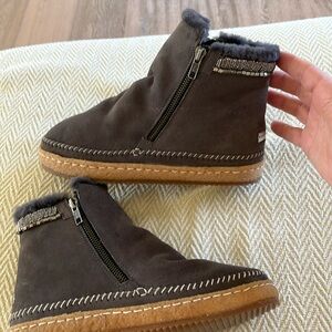 Free people NWT Laidback London Setsu Suede and shearling. Cozy and warm! ❤️🌈